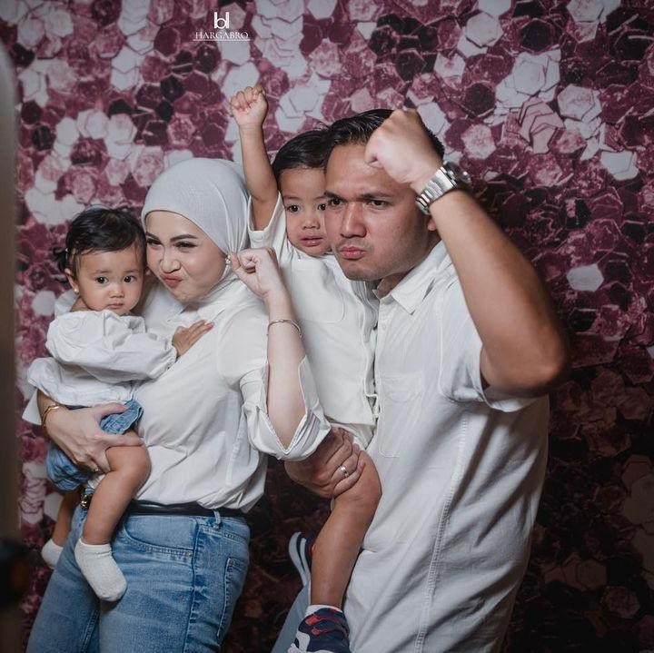<p>Aisha terlihat cantik mengenakan baju berlengan balon. Sementara itu, kedua orang tua dan sang Kakak, Qwenzy Kalandra Putra, kompak mengenakan pakaian serba putih. (Foto: Instagram: @kesharatuliu05)</p>