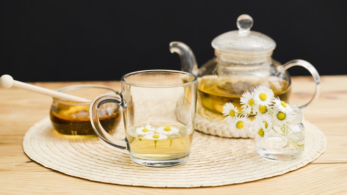 Sederet manfaat konsumsi teh chamomile, baik bagi kesehatan/ Foto: Freepik.com/freepik 5 Minuman yang Ampuh Atasi Insomnia, Jamin Langsung Nyenyak!