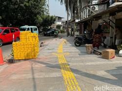 Trotoar Jl Meruya Ilir Raya Jakbar Ditata, Dilengkapi Guiding Block-Bangku