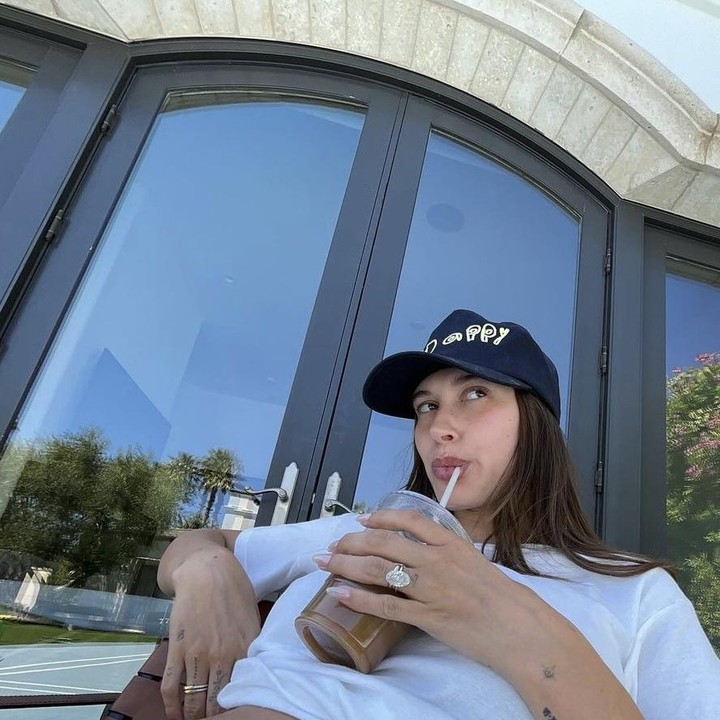 <p>Tak lagi menyembunyikan fakta bahwa sedang berbadan dua, kini Hailey Bieber lebih sering mengunggah momen saat dirinya tengah menikmati kehamilan. Selain itu, ibu hamil yang satu ini juga mulai bagikan foto baby bump-nya. (Foto: Instagram @haileybieber).</p>