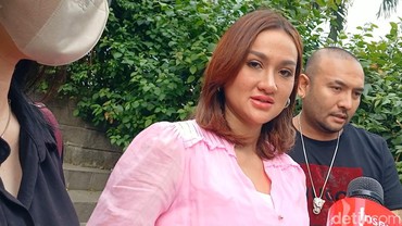 img-title Hadir di Sidang Cerai meski Hamil Besar, Tengku Dewi Buktikan Tekad Ingin Pisah