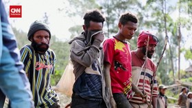 VIDEO: Putus Asa Warga Cari Saudara Tertimbun Longsor di Papua Nugini