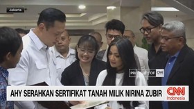 VIDEO: AHY Serahkan Sertifikat Tanah Milik Nirina Zubir