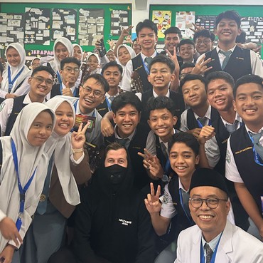 Alan Walker Rela Terbang dari Amerika demi Datangi SMA di Medan