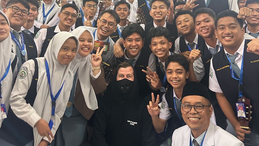 Alan Walker Rela Terbang dari Amerika demi Datangi SMA di Medan Alan Walker Rela Terbang dari Amerika demi Datangi SMA di Medan