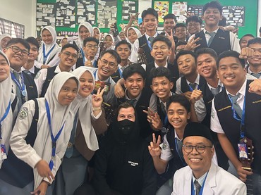 img-title Alan Walker Rela Terbang dari Amerika demi Datangi SMA di Medan