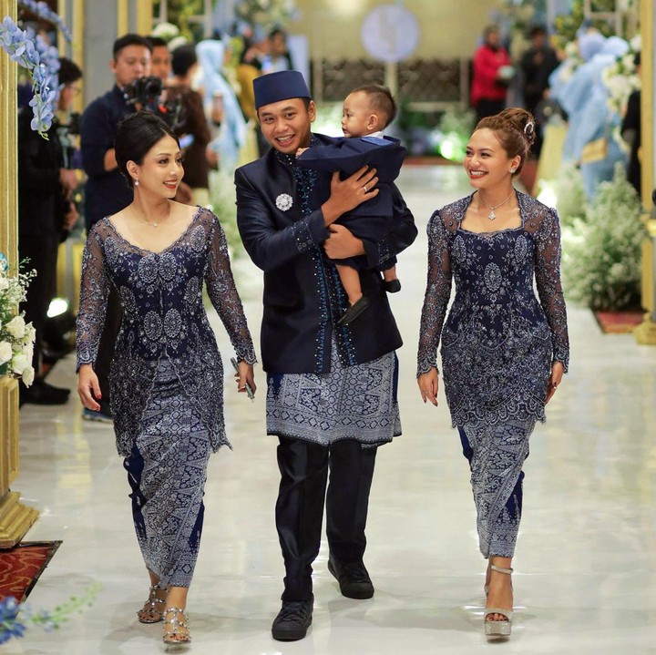 <p>Ketika momen resepsi berlangsung, Amel Carla tampak mengganti busananya dengan kebaya yang berwarna lebih gelap dan bernuansa <em>bold </em>sesuai dengan tema acara. (Foto: Instagram @amelcarla)</p>