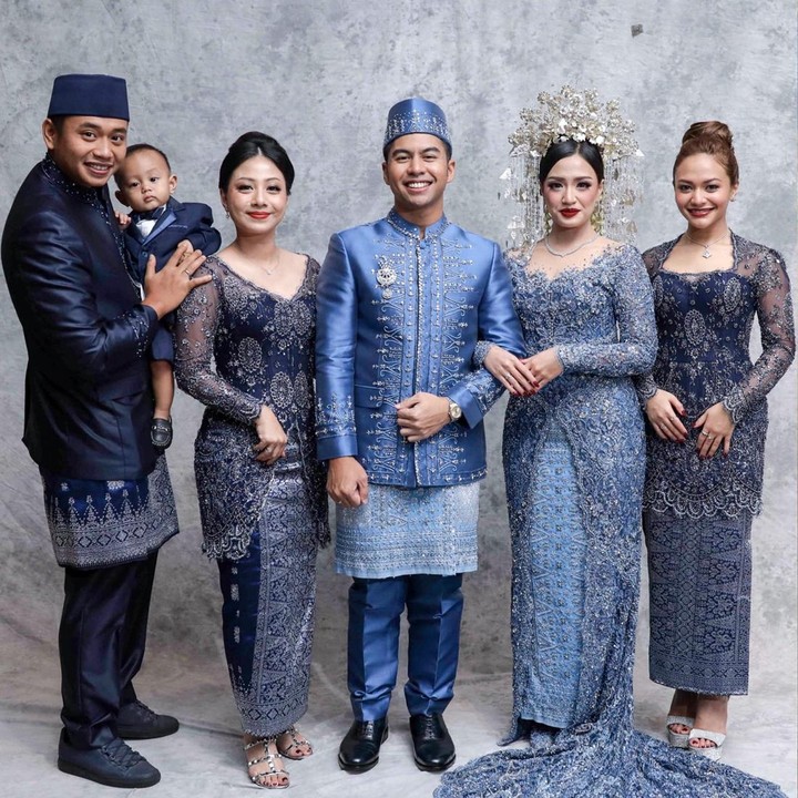 <p>Amel Carla dan keluarganya kompak memakai busana bernuansa biru gelap. Kali ini, Amel juga mengganti riasan rambutnya dengan gaya sanggul yang lebih tinggi. (Foto: Instagram @amelcarla)</p>