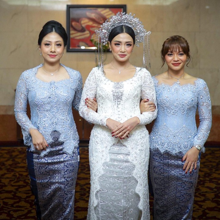 <p>Keluarga Amel Carla tengah berbahagia. Sang kakak, Lintang Aqmarina beru saja melepas status lajang. Di hari bahagia sang kakak, Amel Carla hadir mendampinginya. (Foto: Instagram @amelcarla)</p>