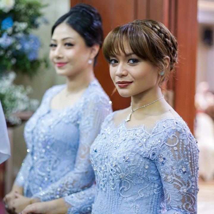 <p>Di hari pernikahan kakaknya, Amel Carla tampil memesona dalam balutan kebaya. Busana berwarna biru itu membuatnya terlihat sangat menawan, Bunda. Ia juga menghias rambutnya ke dalam riasan <em>updo</em> berkepang. Tak lupa, Amel mengenakan aksesori berupa kalung berliontin. (Foto: Instagram @amelcarla)</p>