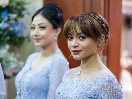 Curi Perhatian, Intip 5 Potret Amel Carla Anggun Berkebaya di Pernikahan Sang Kakak