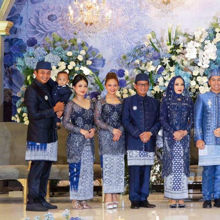 <p>Pernikahan sang kakak menjadi momen istimewa untuk Amel Carla dan keluarga, nih. Amel sangat senang telah mendampingi sang kakak di hari bahagianya. <em>"Sister of the Bride duty done!"</em> tulisnya di keterangan foto. (Foto: Instagram @amelcarla)</p>