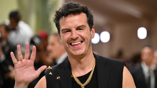 Andrew Scott menjadi aktor keempat yang dikonfirmasi bakal bintangi Knives Out 3 setelah Daniel Craig, Josh O'Connor, dan Cailee Spaeny.