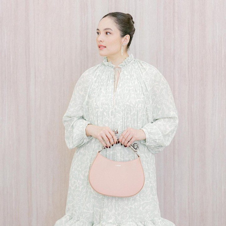 <p>Chelsea Islan tampil memukau dalam balutan <em>ruffle dress</em> berwarna <em>mint.</em> Ia melengkapi penampilan dengan aksesori <em>long earrings</em> dan <em>handbag</em> berwarna lembut. (Foto: Instagram @chelseaislan)</p>