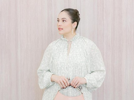 5 Potret Chelsea Islan dengan Outfit Dress hingga Rok, Stylish Abis Bun
