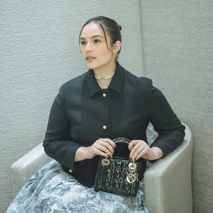 <p>Chelsea Islan merupakan salah satu artis dengan penampilan yang selalu terlihat memesona. Ia kerap tampil modis saat menghadiri acara <em>fashion,</em> Bunda. Seperti pada foto yang dibagikan, ia memakai <em>collared shirt</em> dan<em> patterned shirt</em> sambil menenteng tas Lady Dior. (Foto: Instagram @chelseaislan)</p>