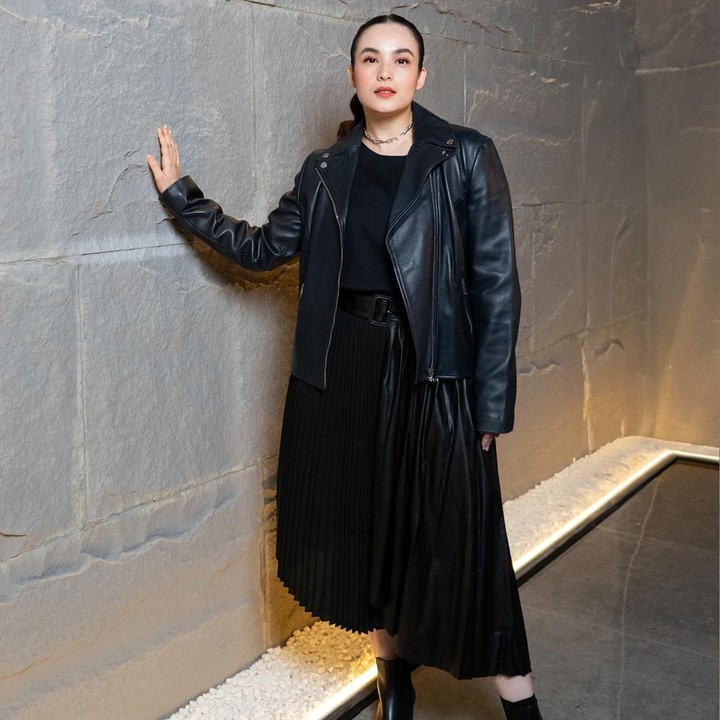 <p>Tampil kece, kali ini Chelsea Islan mengenakan busana serba hitam yang terdiri dari jaket kulit dan <em>midi dress</em>. Ia juga memakai sepatu <em>ankle boots</em> yang keren, Bunda. (Foto: Instagram @chelseaislan)</p>