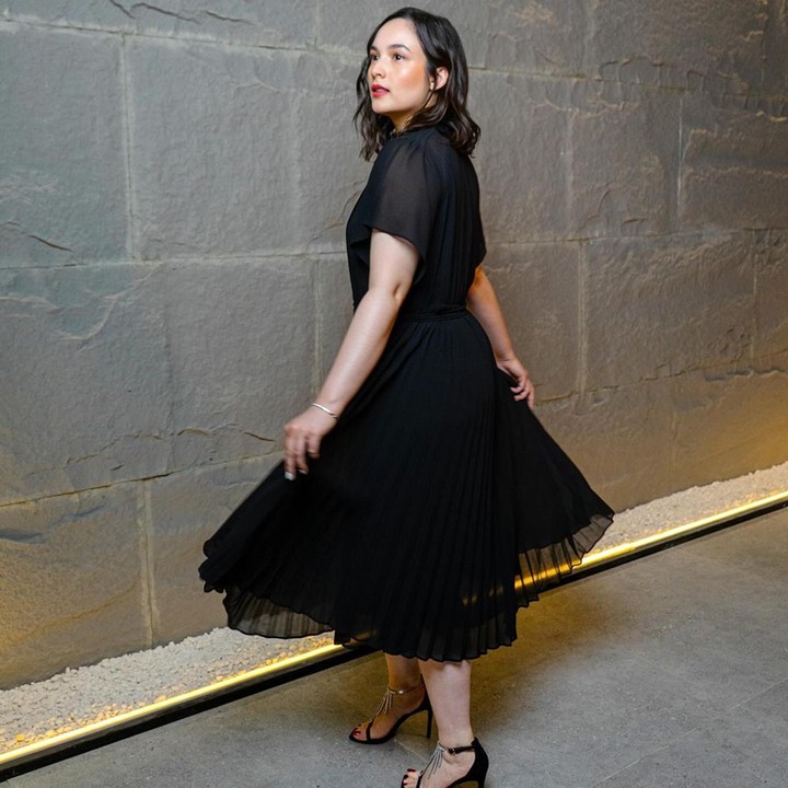 <p>Penampilan Chelsea Islan dengan <em>little black dress</em> juga tak kalah memesona, Bunda. Meski bajunya terlihat sederhana, ia tetap memancarkan aura anggun ya, Bunda? (Foto: Instagram @chelseaislan)</p>