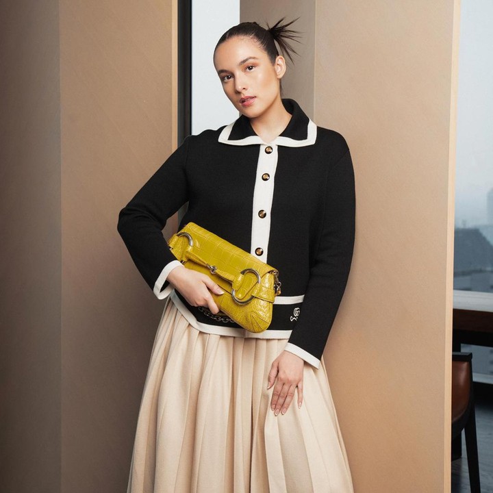 <p>Ketika menghadiri acara <em>fashion show</em>, Chelsea Islan juga tampil memesona dengan <em>cardigan</em> monokrom yang dipadu bersama<em> flared skirt</em> berwarna <em>peach</em> yang manis. Ia juga menenteng <em>clutch</em> berwarna <em>mustard.</em> (Foto: Instagram @chelseaislan)</p>