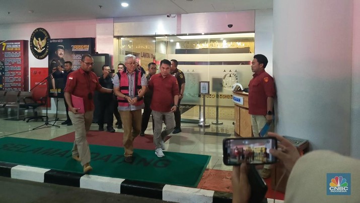 Eks Dirjen Minerba Kementerian ESDM Bambang Gatot Ariyono memakai baju tahanan rompi pink di Kejaksaan Agung. (CNBC Indonesia/Rosseno Aji)