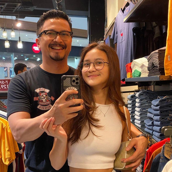 <p>Nama Harleyava Princy Maryadi belakangan ini sukses mencuri perhatian publik dengan pesonanya yang terlihat semakin cantik. Remaja yang akan beranjak dewasa ini dikenal memiliki hubungan yang sangat dekat dengan sang ayah, Ferry Maryadi. (Foto: Instagram@kangferrymaryadi)</p>