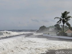Amukan Gelombang Tinggi Terjang Vila-Fasum di Pantai Lepang Klungkung
