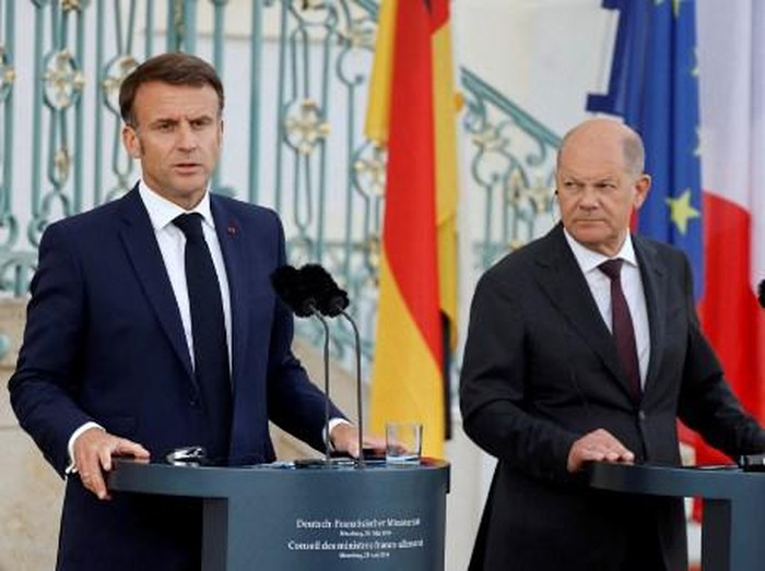 El canciller alemán Olaf Scholz (R) y el presidente francés Emmanuel Macron asisten a una conferencia de prensa en el Palacio Schloss Meseberg en Meseberg, este de Alemania, el 28 de mayo de 2024.  (Foto de Ludovic MARIN / PISCINA / AFP)