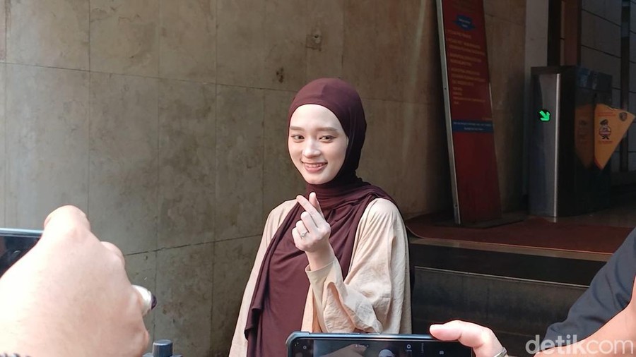 Inara Rusli di Polda Metro Jaya.