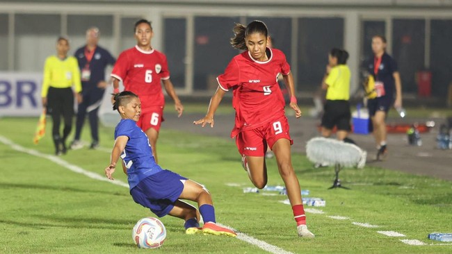 Claudia Scheunemann mengungkapkan alasan menangis usai Timnas Putri Indonesia kalahkan Singapura 5-1 pada laga uji coba di Stadion Madya, Selasa (28/5).