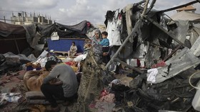 FOTO: Israel Kembali Bombardir Tenda Pengungsi Rafah, 21 Orang Tewas