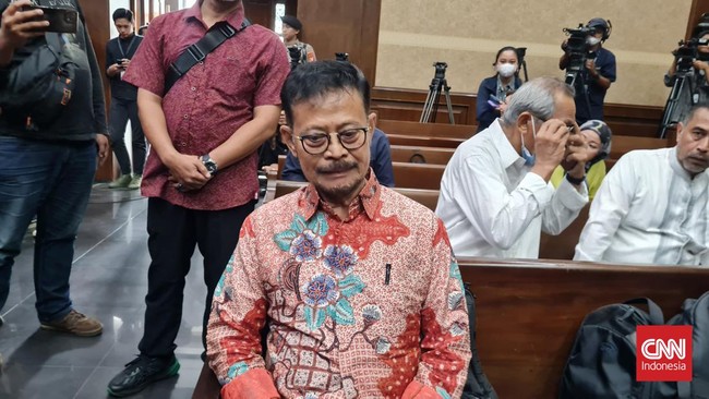 Mantan Menteri Pertanian Syahrul Yasin Limpo (SYL) menjawab pertanyaan hakim dengan suara bergetar ketika ditanya kebenaran mengenai hadiah untuk keluarga.