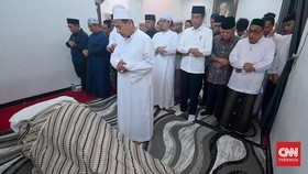 Jokowi Ikut Salati Jenazah Istri Habib Luthfi di Pekalongan