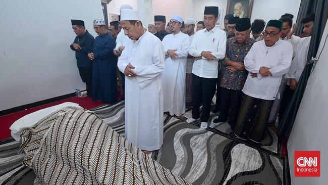 Presiden Joko Widodo ikut salat jenazah saat mengunjungi rumah duka mendiang Syarifah Salma yang merupakan istri dari anggota Wantimpres Habib Luthfi bin Yahya.