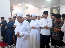 Takziah Istri Habib Luthfi, Jokowi Ikut Salatkan Jenazah