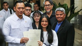 Nirina Zubir Terima Sertifikat Tanah yang Digelapkan eks ART