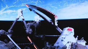 Jalan di Luar Angkasa Selama 8,5 Jam, 2 Astronot China Pecahkan Rekor