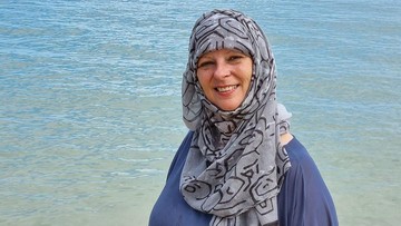 PELUK AGAMA ISLAM HINGGA AKTIF DI ORGANISASI AMAL