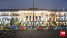 Menolak Bubar, Mahasiswa Pemrotes Uang Pangkal UGM Dirikan Tenda Lagi