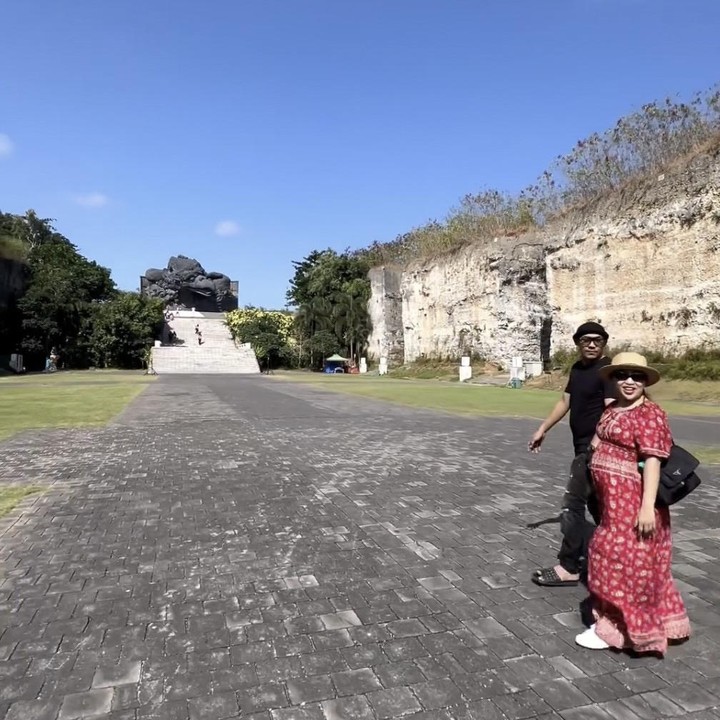 <p>Melalui akun Instagram pribadinya, Mpok Alpa membagikan sebuah video yang menunjukkan dirinya ketika sedang berlibur ke Pulau Dewata atau Bali. Ia pun tampak bahagia saat menggandeng tangan Ajie Darmaji sambil berjalan. (Foto: Instagram @nina_mpokalpa).</p>