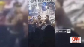 VIDEO: Penonton Dangdut Pukul Wakapolsek di Atas Panggung
