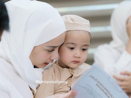 7 Potret Gemas Rayyanza Ikut Doakan Nagita Slavina & Raffi Ahmad Sebelum Pergi Haji