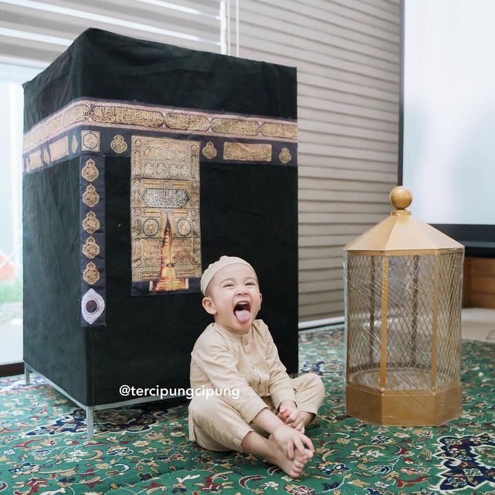 <p>Banyak netizen yang dibuat gemas dengan sosok Rayyanza selama manasik haji, Bunda. Tidak sedikit yang memuji ketampanannya saat mengenakan koko. (Foto: Instagram: @tercipungcipung)</p>