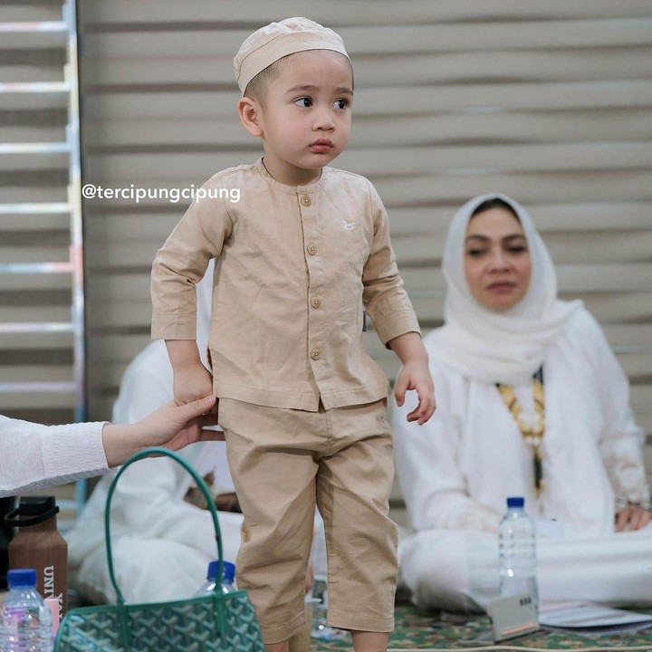 <p>Salah satu sosok yang menarik perhatian netizen dalam acara manasik ini adalah Si Bungsu Rayyanza. Bocah yang akrab disapa Cipung ini terlihat mengikuti manasik dengan seksama. (Foto: Instagram: @tercipungcipung)</p>