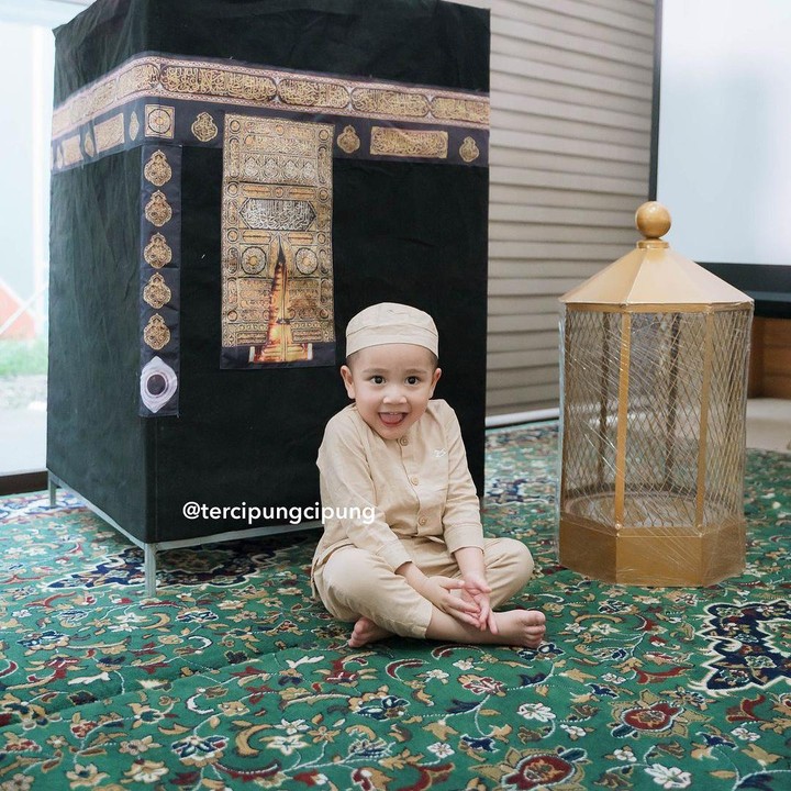 <p>"<em>MasyaAllah</em> Aja (Rayyanza) cakep pollll," ungkap seorang netizen dengan emotion hati. "Aja dipakein peci gemas banget," kata netizen lainnya. (Foto: Instagram: @tercipungcipung)</p>