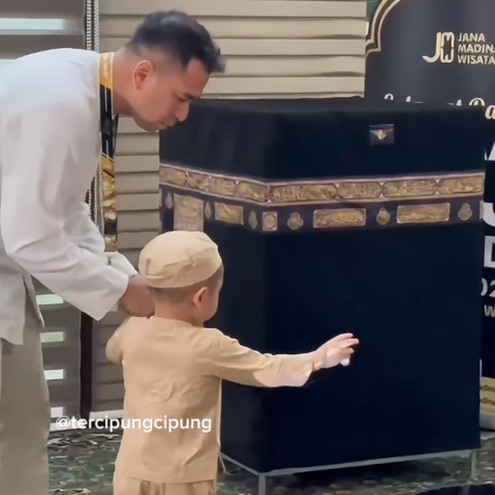 <p>Dalam kesempatan yang sama, Rayyanza juga ikut melakukan simulasi lempar jumrah, nih. Tidak sendirian, ia ditemani oleh sang Ayah, (Foto: Instagram: @tercipungcipung)</p>