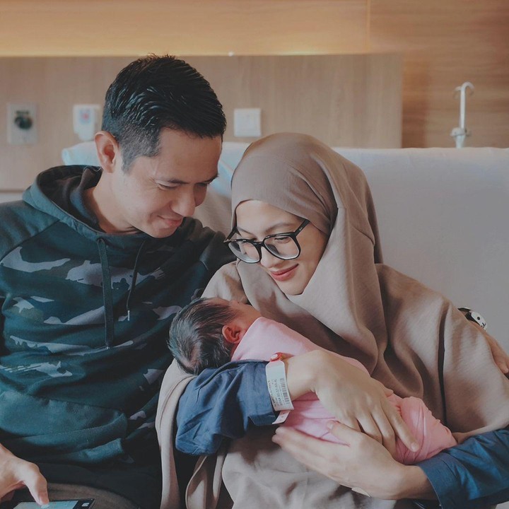 <p>Pesinetron yang akrab disapa Icha ini melahirkan dua orang anak laki-laki dan seorang anak perempuan. Anak ketiga Icha lahir pada 22 April 2024 dan diberi nama Aisyah Aulia Putri Harlino. (Foto: Instagram: @ichasoebandono)</p>