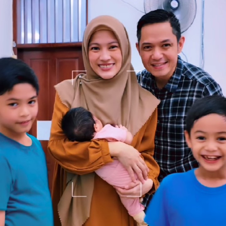 <p>Banyak netizen yang penasaran dengan sosok Lia, Bunda. Meski begitu, para netizen mendoakan agar Lia tumbuh menjadi anak yang salihah dan sehat. (Foto: Instagram: @dude2harlino)</p>