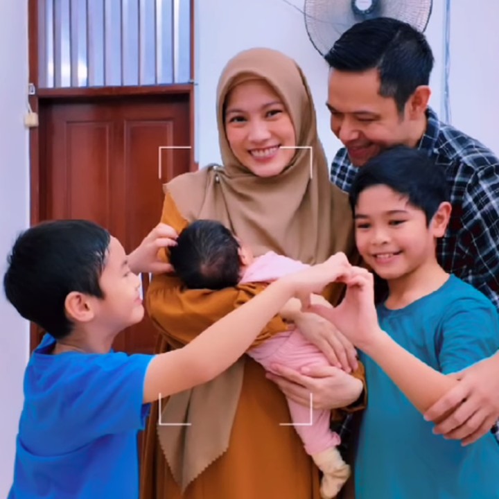 <p>Beberapa waktu lalu, Dude dan Icha pun membagikan potret kebersamaan dengan tiga anaknya. Kedua putranya, Rendra dan Malik, terlihat antusias dan sangat menyayangi sang adik. (Foto: Instagram: @dude2harlino)</p>