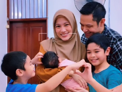 Potret Alyssa Soebandono Foto Bareng Tiga Anaknya, Wajah Si Bungsu Bikin Penasaran