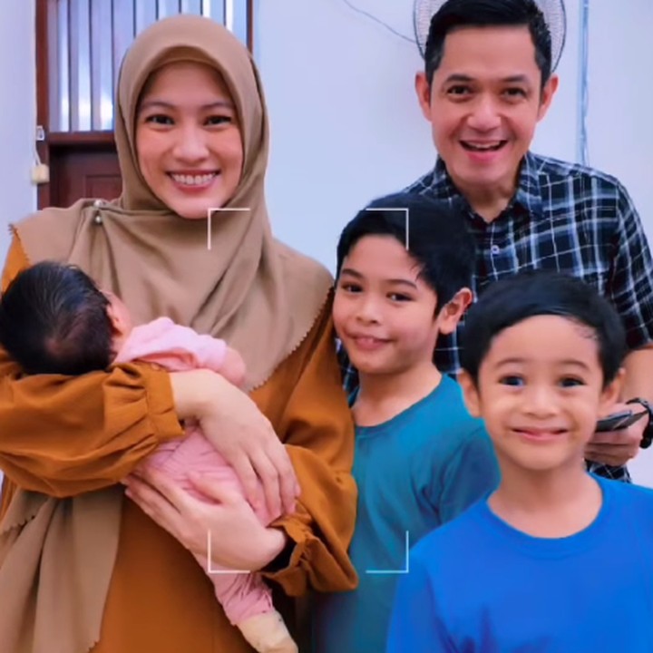<p>"<em>Weekend</em> bareng Aisyah Aulia. <em>MasyaAllah Tabarakallah</em>," tulis Dude pada laman Instagram-nya seraya mengunggah momen bersama keluarganya. (Foto: Instagram: @dude2harlino)</p>